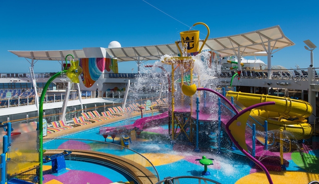 Chiêm ngưỡng du thuyền hạng sang “khổng lồ” nhất thế giới: Dài 362 mét và có 18 tầng, sức chứa tới 8.600 người, phải bỏ ra hơn 29.000 USD để sống một tuần trên tàu - Ảnh 7. Chiêm ngưỡng du thuyền hạng sang “khổng lồ” nhất thế giới: Dài 362 mét và có 18 tầng, sức chứa tới 8.600 người, phải bỏ ra hơn 29.000 USD để sống một tuần trên tàu - Ảnh 7.