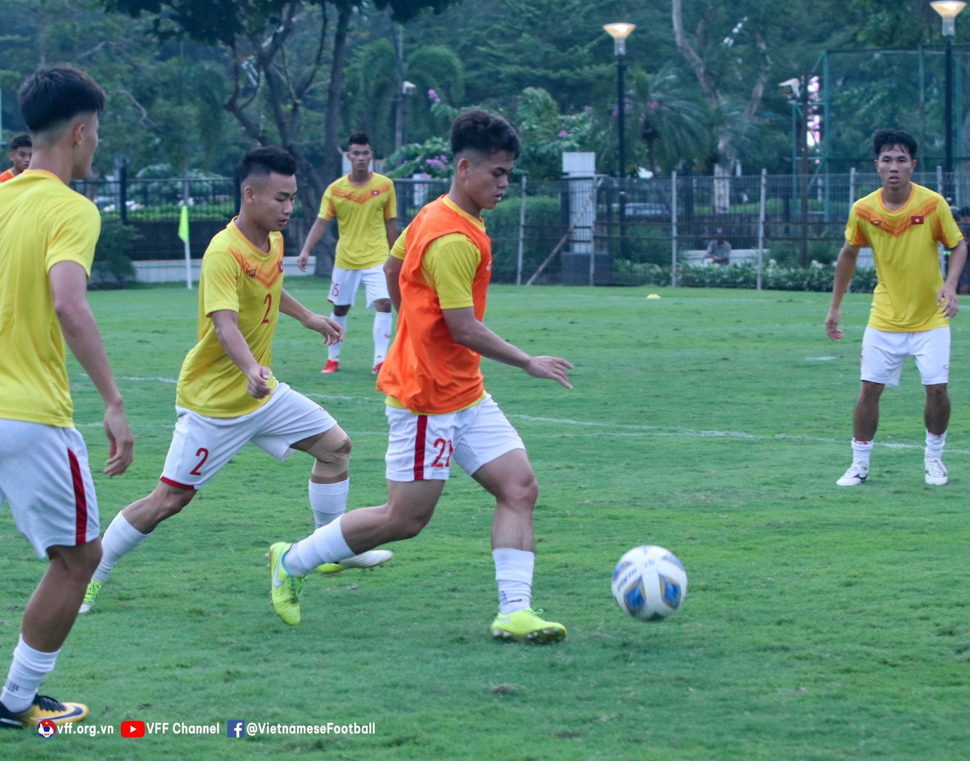 ĐT U19 Việt Nam tập buổi đầu tiên tại Jakarta
