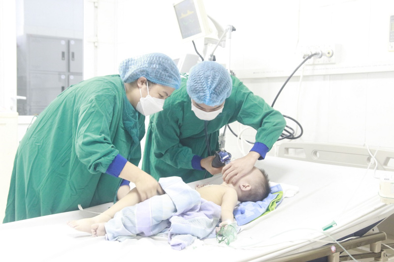 Cứu sống bé 2 tuổi bị đuối nước ở hồ bơi khách sạn Cứu sống bé 2 tuổi bị đuối nước ở hồ bơi khách sạn