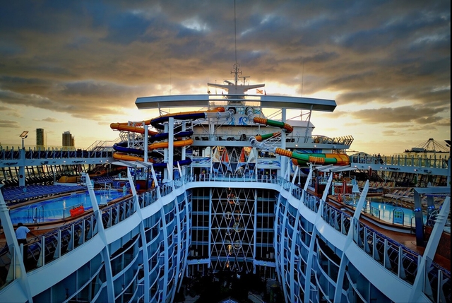 Chiêm ngưỡng du thuyền hạng sang “khổng lồ” nhất thế giới: Dài 362 mét và có 18 tầng, sức chứa tới 8.600 người, phải bỏ ra hơn 29.000 USD để sống một tuần trên tàu - Ảnh 1. Chiêm ngưỡng du thuyền hạng sang “khổng lồ” nhất thế giới: Dài 362 mét và có 18 tầng, sức chứa tới 8.600 người, phải bỏ ra hơn 29.000 USD để sống một tuần trên tàu - Ảnh 1.