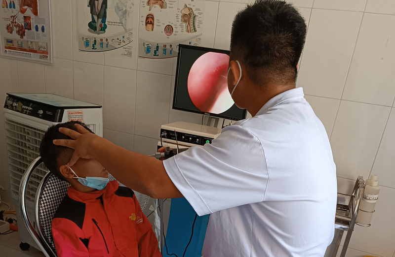 Đi khám vì đau nhức, chảy máu mũi, bác sĩ gắp ra từ mũi con đỉa còn sống