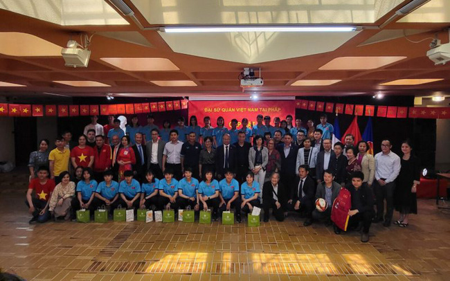 Đội tuyển Nữ Việt Nam đã đến Pháp, được đón tiếp nồng nhiệt, ra sân tập trong ngày đầu tiên