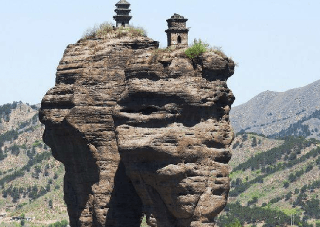 Kỳ lạ bảo tháp trên đỉnh núi "sinh đôi" ở Trung Quốc: Vững chãi sừng sững sau địa chấn, sự tồn tại vẫn là bí ẩn - Ảnh 2.