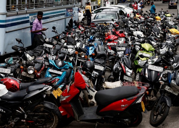 Sri Lanka hạn chế bán lẻ xăng dầu ra thị trường