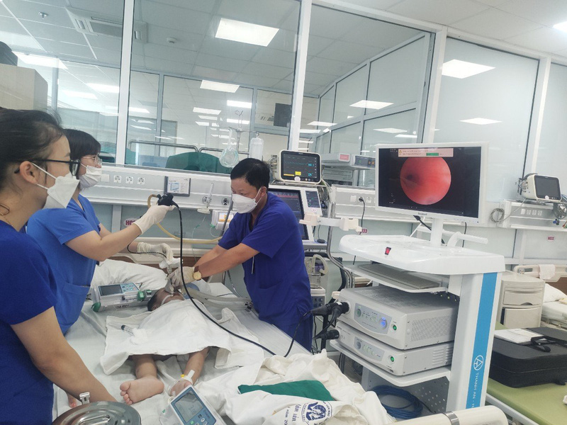 Trẻ đột ngột tím tái sau khi đi học về, đưa vào viện phát hiện dị vật đường thở