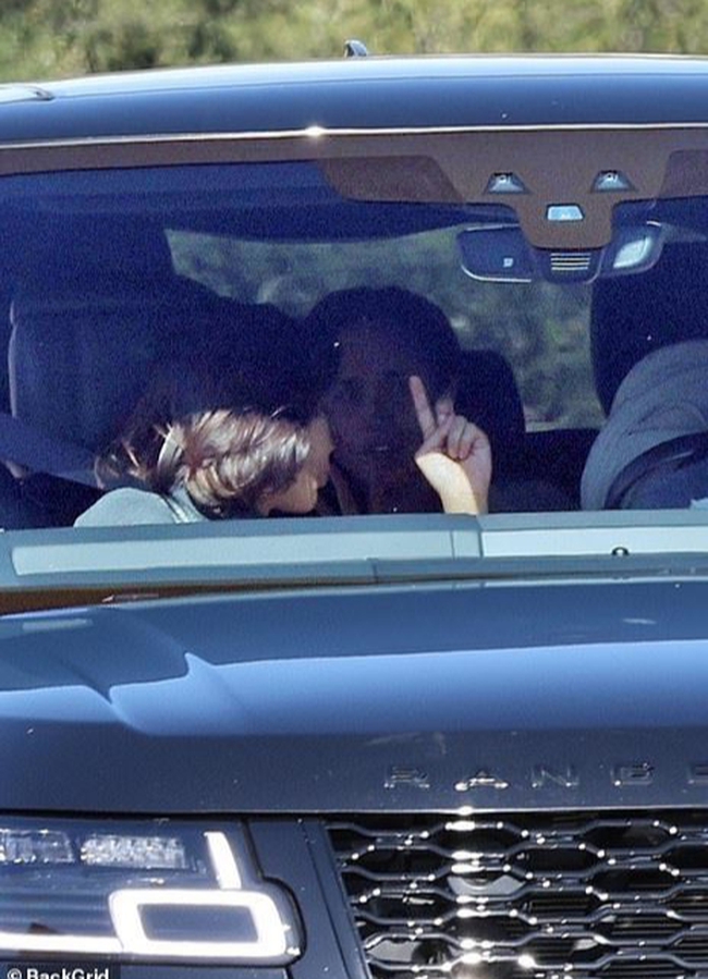 Meghan Markle để mặt mộc ra đường cùng chồng đến gặp nữ hoàng truyền thông Mỹ, hứa hẹn cuộc phỏng vấn bom tấn khác - Ảnh 3.