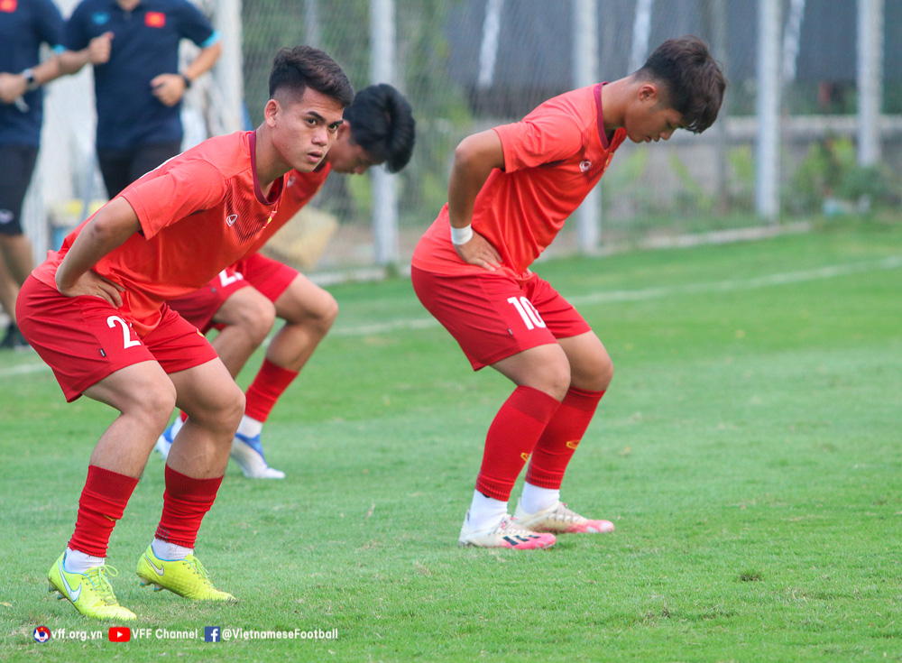 U19 Việt Nam rèn bài tấn công trong buổi tập thứ hai tại Indonesia