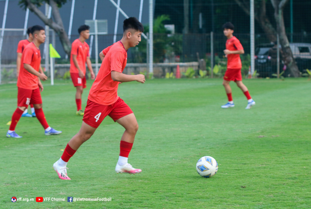 U19 Việt Nam rèn bài tấn công trong buổi tập thứ hai tại Indonesia