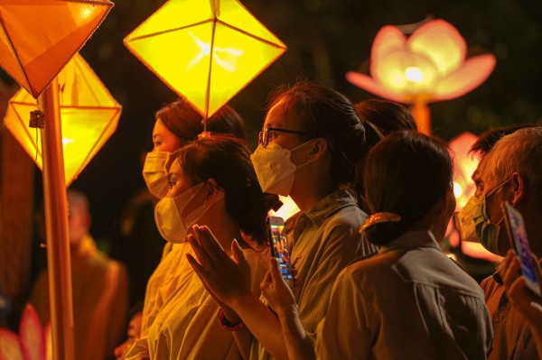 Hoa đăng lung linh trên sông Hương nguyện cầu quốc thái dân an