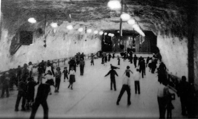 Chiêm ngưỡng cận cảnh ngôi nhà đá từng là điểm dừng chân cho giới thượng lưu: Có nơi tổ chức hòa nhạc, suối nước nóng và cả sân trượt băng - Ảnh 3.