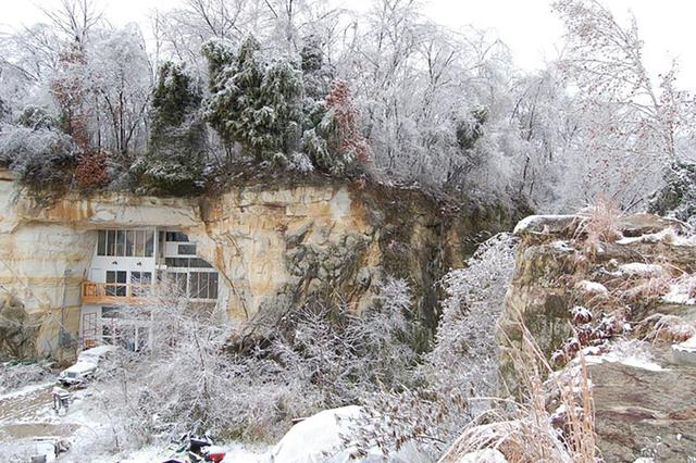 Chiêm ngưỡng cận cảnh ngôi nhà đá từng là điểm dừng chân cho giới thượng lưu: Có nơi tổ chức hòa nhạc, suối nước nóng và cả sân trượt băng - Ảnh 5.