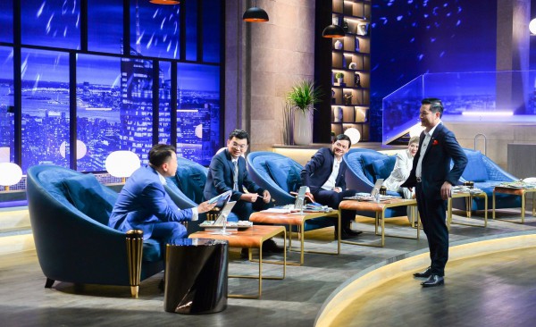 Lần đầu tiên Shark Tank Việt Nam có luật song đấu, các Shark liên tục “quay xe”