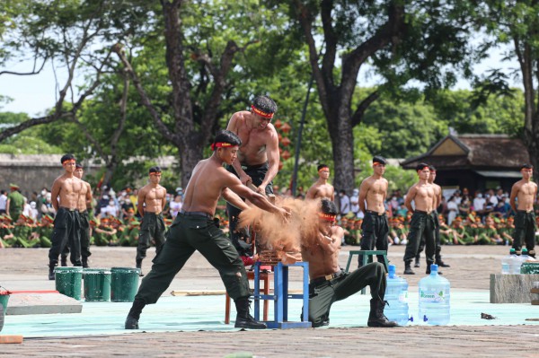 Đẹp mắt khoảnh khắc CAND trổ tài thi điều lệnh, bắn súng, võ thuật