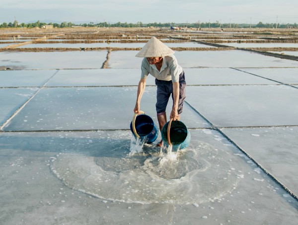 Làng muối bên sông