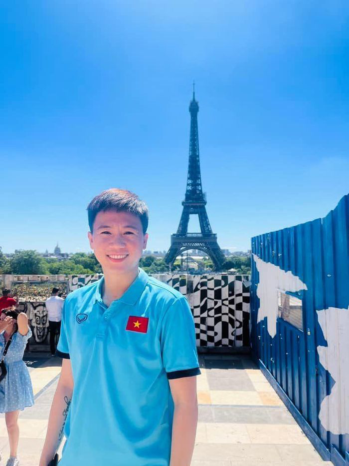 ẢNH - Tuyển thủ nữ Việt Nam tạm biệt tháp Eiffel