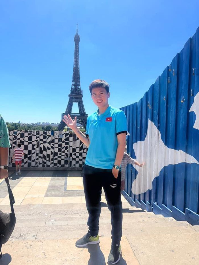 ẢNH - Tuyển thủ nữ Việt Nam tạm biệt tháp Eiffel