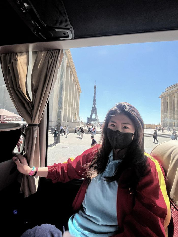 ẢNH - Tuyển thủ nữ Việt Nam tạm biệt tháp Eiffel