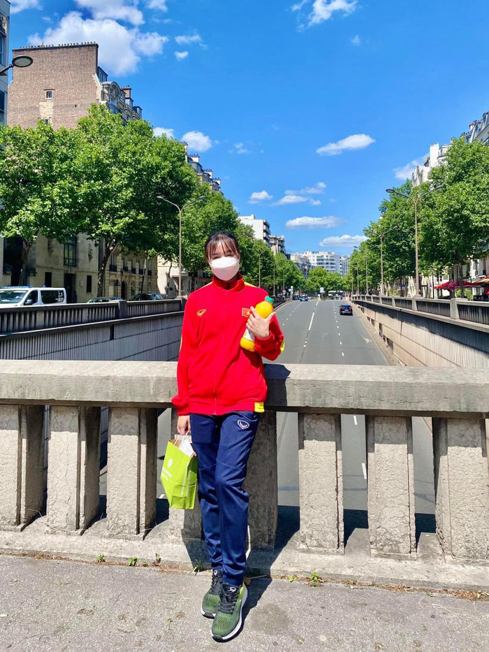 ẢNH - Tuyển thủ nữ Việt Nam tạm biệt tháp Eiffel