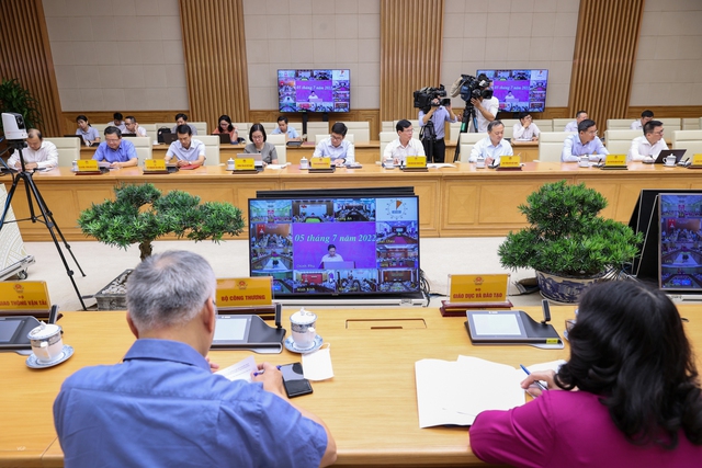 Thủ tướng: Tuyệt đối không lơ là, mất cảnh giác, sẵn sàng ứng phó nếu dịch bệnh COVID-19 bùng phát trở lại - Ảnh 2.