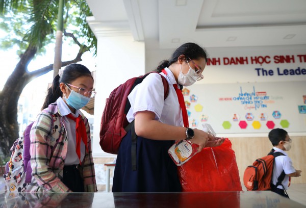 Nên sớm miễn học phí THCS