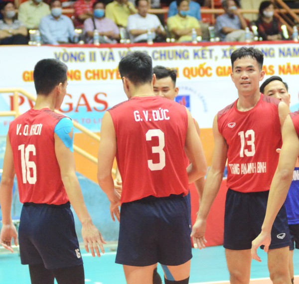 Bóng chuyền: Đội nam Bình Dương suýt đánh bại ĐKVĐ Tràng An Ninh Bình