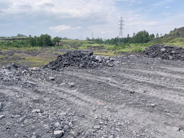 Quảng Ninh: Đổ trộm hàng nghìn m3 đất đá thải mỏ vào nhà dân