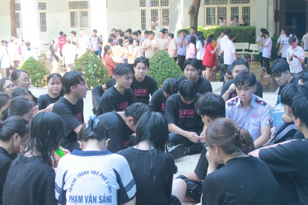 Nhiều cảm xúc với lễ tri ân, trưởng thành của học sinh 12 Nhiều cảm xúc với lễ tri ân, trưởng thành của học sinh 12