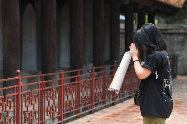 Sĩ tử lũ lượt đến Văn Miếu cầu may trước kỳ thi tốt nghiệp THPT