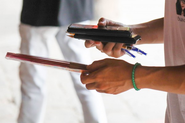 Sĩ tử lũ lượt đến Văn Miếu cầu may trước kỳ thi tốt nghiệp THPT