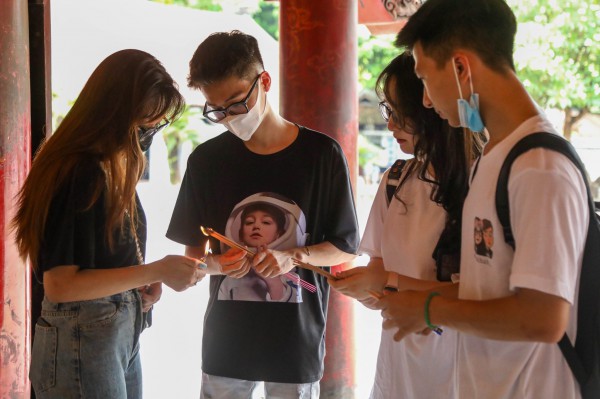 Sĩ tử lũ lượt đến Văn Miếu cầu may trước kỳ thi tốt nghiệp THPT