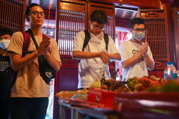 Sĩ tử lũ lượt đến Văn Miếu cầu may trước kỳ thi tốt nghiệp THPT