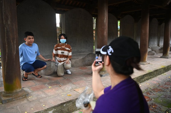 Sĩ tử lũ lượt đến Văn Miếu cầu may trước kỳ thi tốt nghiệp THPT