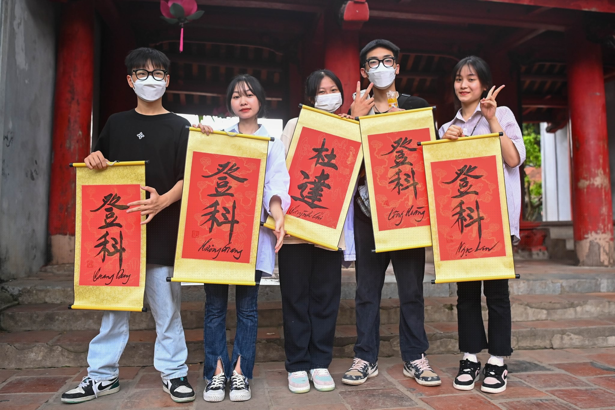 Sĩ tử lũ lượt đến Văn Miếu cầu may trước kỳ thi tốt nghiệp THPT