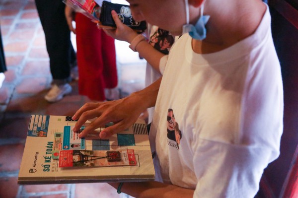 Sĩ tử lũ lượt đến Văn Miếu cầu may trước kỳ thi tốt nghiệp THPT