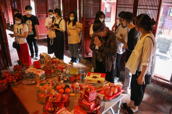 Sĩ tử lũ lượt đến Văn Miếu cầu may trước kỳ thi tốt nghiệp THPT