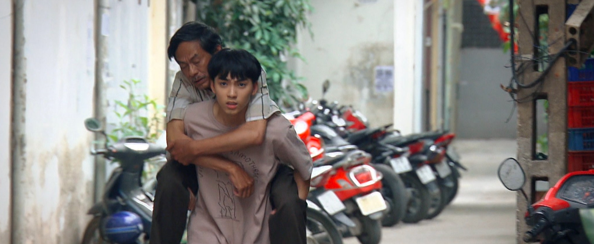 Lối nhỏ vào đời - Tập 19: Dũng làm việc tốt nhưng bị cả bố và 2 con ông Thành nghi ngờ