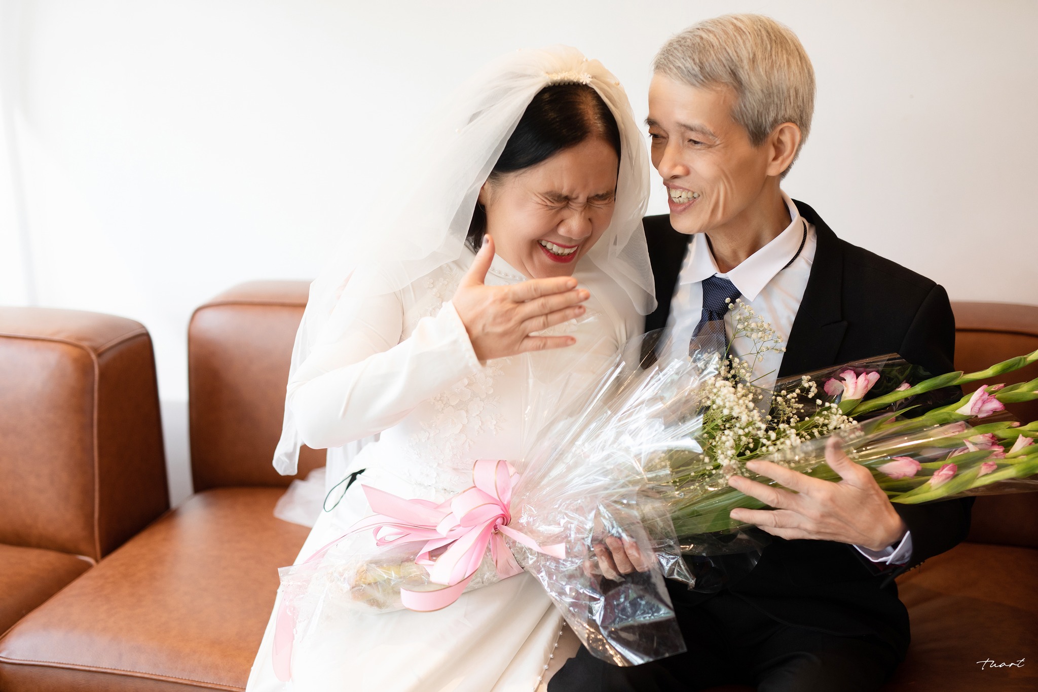Cuộc sống tươi đẹp: Ngắm bộ ảnh cưới tình bể tình của cặp đôi ông bà khắc khẩu Cuộc sống tươi đẹp: Ngắm bộ ảnh cưới tình bể tình của cặp đôi ông bà khắc khẩu