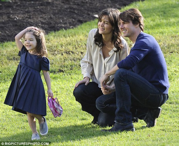 Suri 10 năm sau ngày cùng mẹ thoát khỏi Tom Cruise: Công chúa bỏ vương miện thành tiểu mỹ nhân, sống ra sao khi xa bố? Suri 10 năm sau ngày cùng mẹ thoát khỏi Tom Cruise: Công chúa bỏ vương miện thành tiểu mỹ nhân, sống ra sao khi xa bố?