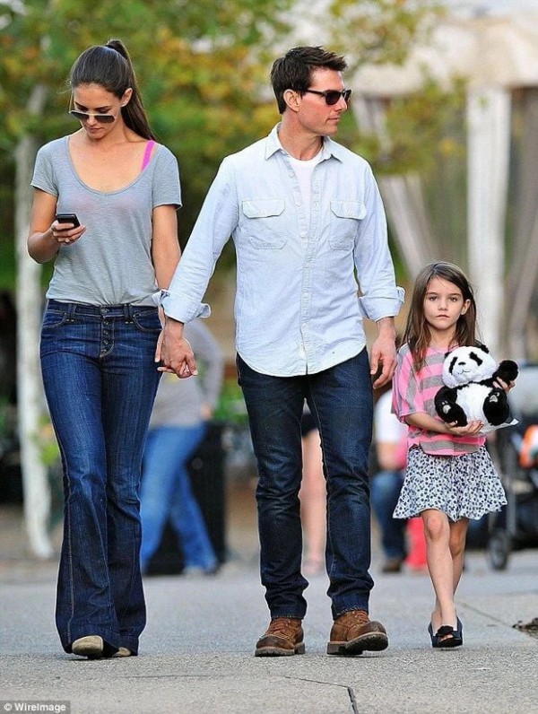 Suri 10 năm sau ngày cùng mẹ thoát khỏi Tom Cruise: Công chúa bỏ vương miện thành tiểu mỹ nhân, sống ra sao khi xa bố? Suri 10 năm sau ngày cùng mẹ thoát khỏi Tom Cruise: Công chúa bỏ vương miện thành tiểu mỹ nhân, sống ra sao khi xa bố?