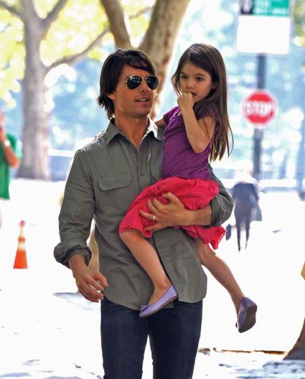 Suri 10 năm sau ngày cùng mẹ thoát khỏi Tom Cruise: Công chúa bỏ vương miện thành tiểu mỹ nhân, sống ra sao khi xa bố? Suri 10 năm sau ngày cùng mẹ thoát khỏi Tom Cruise: Công chúa bỏ vương miện thành tiểu mỹ nhân, sống ra sao khi xa bố?