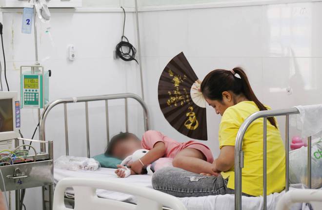 TP.HCM: Số lượng trẻ mắc sốt xuất huyết tăng cao dẫn đến quá tải và thiếu thuốc, nhiều cha mẹ lo lắng khi con diễn tiến nặng - Ảnh 5.