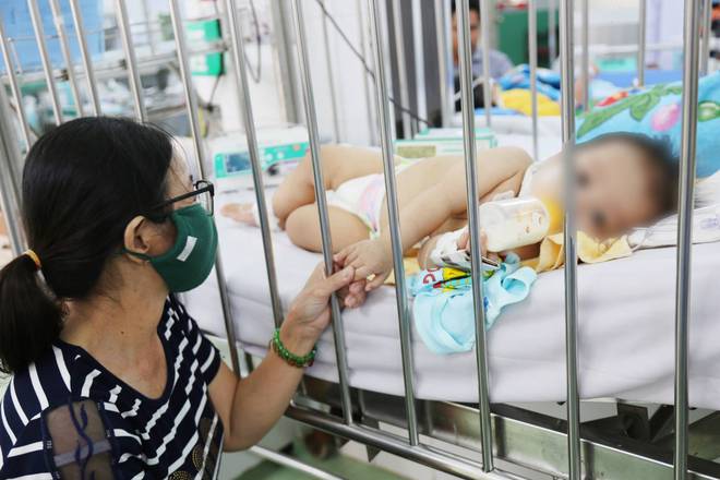 TP.HCM: Số lượng trẻ mắc sốt xuất huyết tăng cao dẫn đến quá tải và thiếu thuốc, nhiều cha mẹ lo lắng khi con diễn tiến nặng - Ảnh 9.