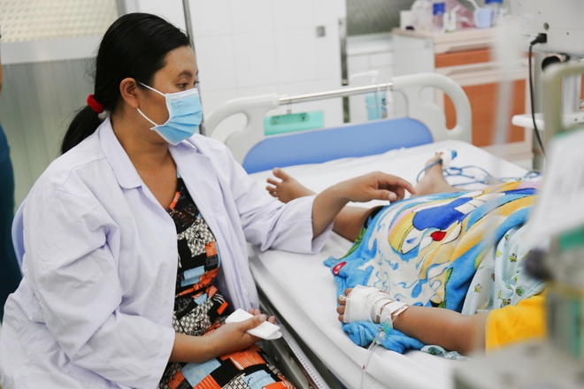 TP.HCM: Số lượng trẻ mắc sốt xuất huyết tăng cao dẫn đến quá tải và thiếu thuốc, nhiều cha mẹ lo lắng khi con diễn tiến nặng - Ảnh 7.