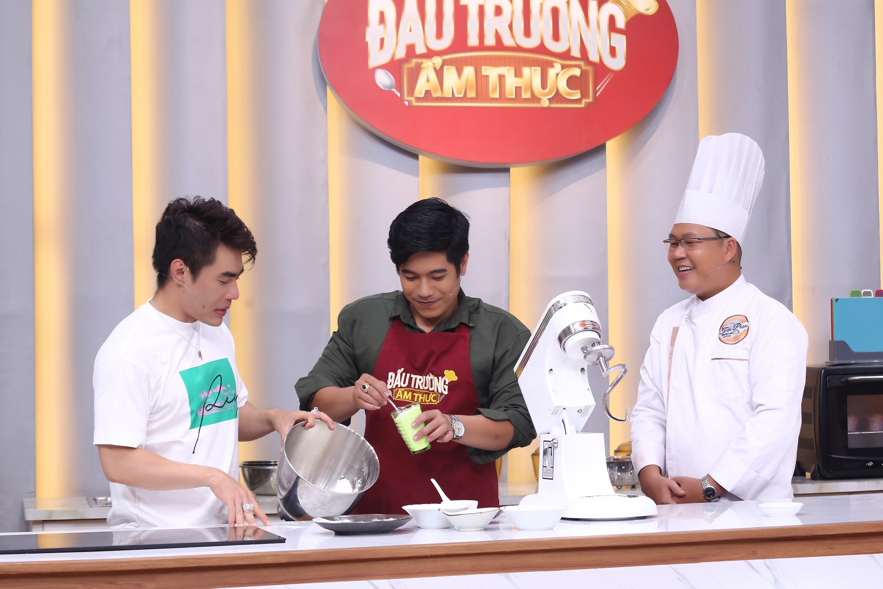 Độ body như nam thần, Lê Dương Bảo Lâm có duyên với show ẩm thực Độ body như nam thần, Lê Dương Bảo Lâm có duyên với show ẩm thực
