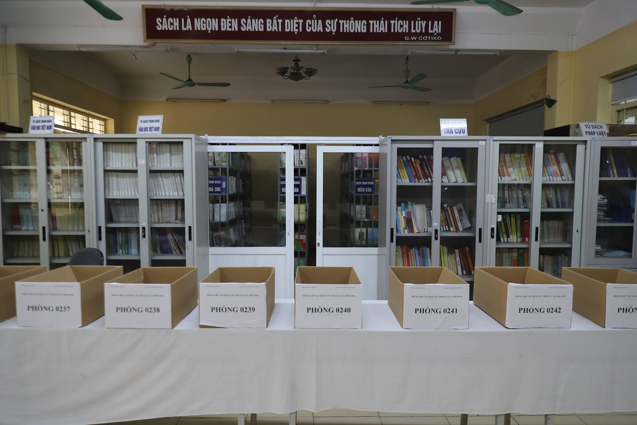 Gần 98.000 thí sinh tại Hà Nội làm thủ tục dự thi tốt nghiệp THPT