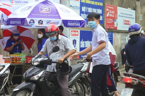 Phụ huynh tung ‘tuyệt chiêu cuối’ trước ngày thi tốt nghiệp THPT