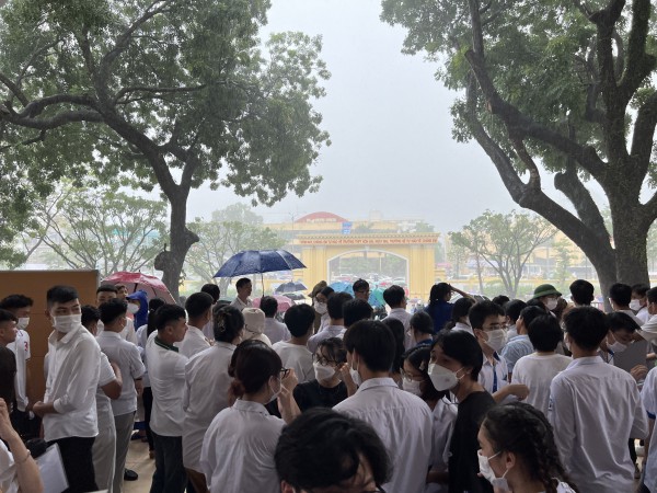 Quảng Ninh: Thí sinh dự thi tốt nghiệp THPT dầm mưa ra về