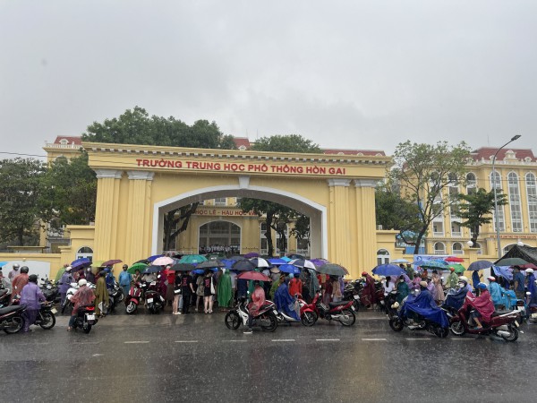 Quảng Ninh: Thí sinh dự thi tốt nghiệp THPT dầm mưa ra về
