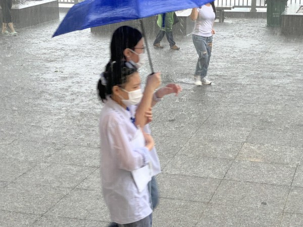 Quảng Ninh: Thí sinh dự thi tốt nghiệp THPT dầm mưa ra về