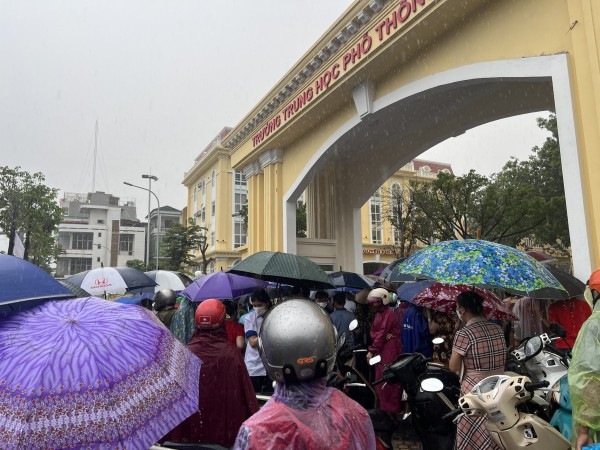 Quảng Ninh: Thí sinh dự thi tốt nghiệp THPT dầm mưa ra về